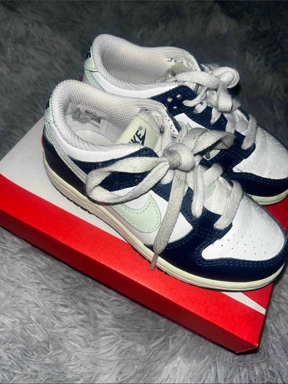 Nike Kids White and Navy Low-Top Sneakers - Picture 6 of 9
